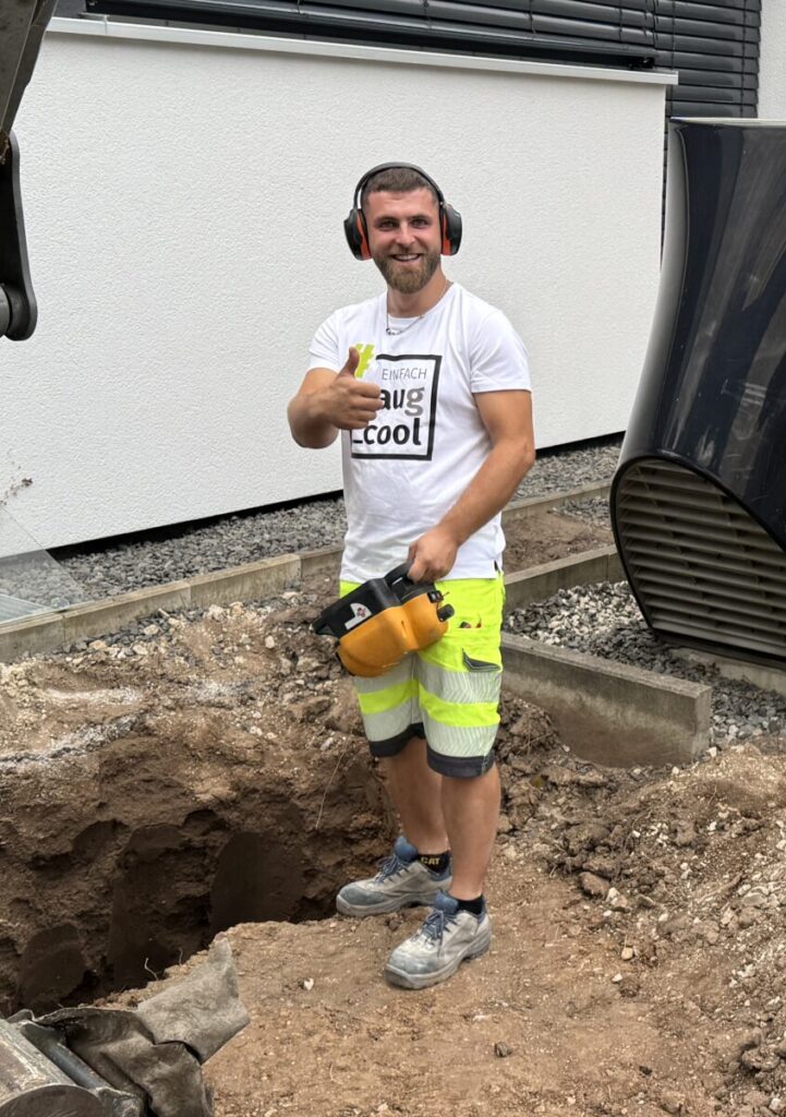 Bautec Mitarbeiter mit Gehörschutz an einer Saugbagger-Baustelle